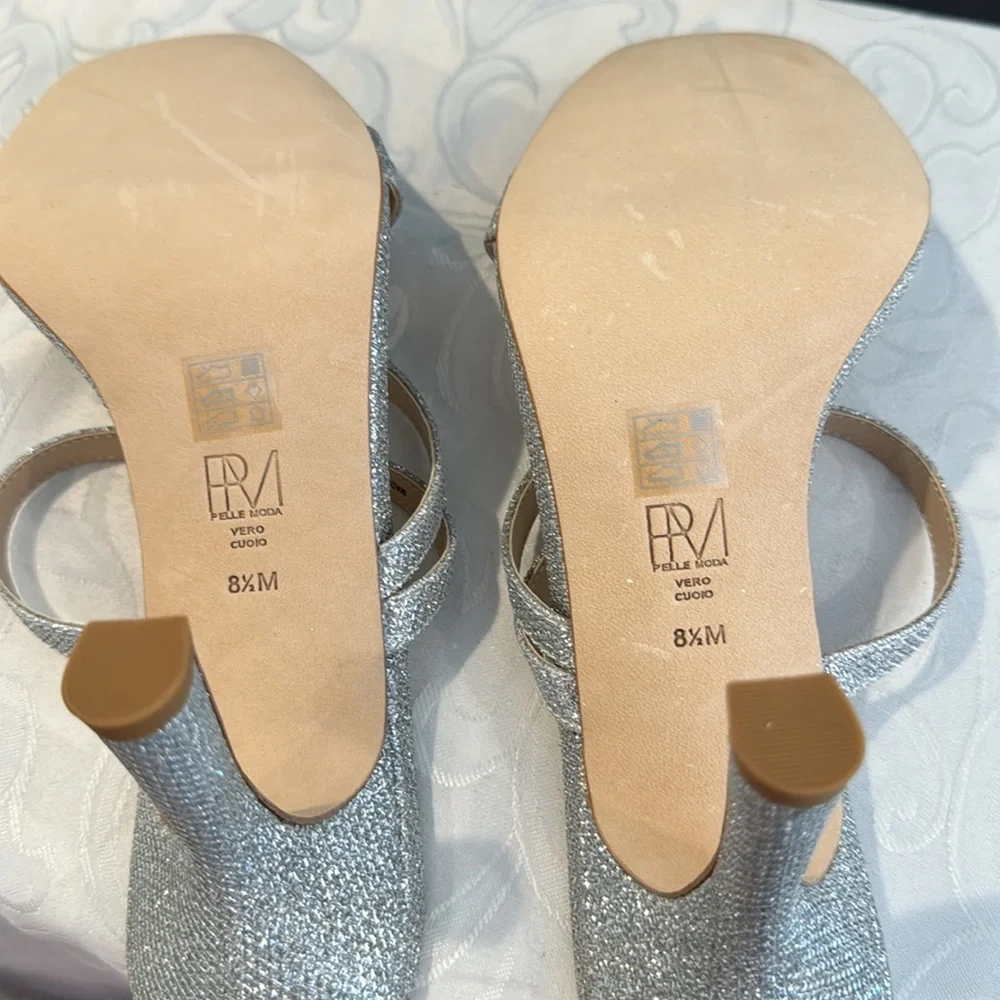 Pelle Moda Ostin Silver Metallic sandals. Ladies 8.5